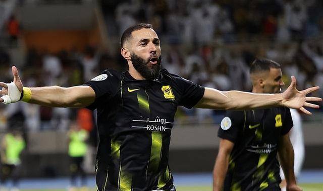 关于本泽马开场5分钟连进两球，海港防线形同虚设！的信息